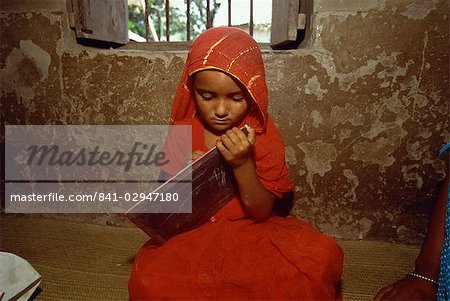 Jeune fille à l'école primaire dans le bidonvilles, Dhaka, Bangladesh, Asie