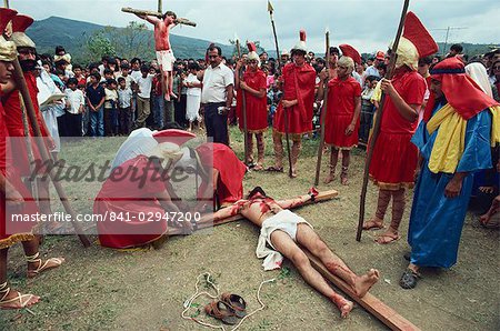 Männer in römischer Tracht und Männer am Kreuze während eine Nachstellung der Kreuzigung zu Ostern in Ciudad Santos, Mexiko, Nordamerika