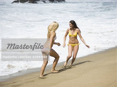 zwei junge Frauen am Strand