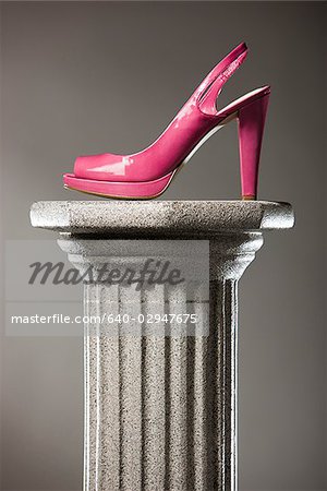 chaussures roses à talons hauts sur un piédestal