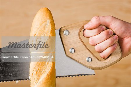 main scier une miche de pain français