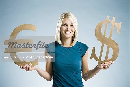femme brandissant des symboles monétaires