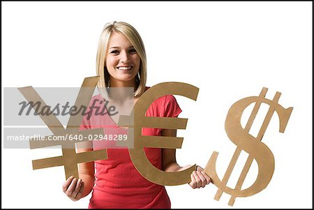 Frau hält Währungssymbole