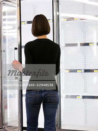 Frau suchen in leere Kühlschränke am Markt