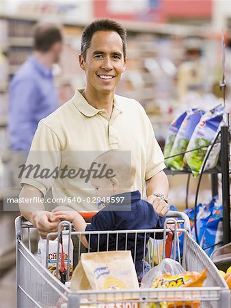 Mann Einkaufen mit baby