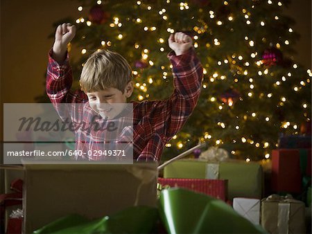 Junge an Weihnachten