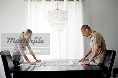 Paar eine Tischdecke ausbreiten