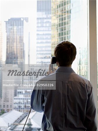 Mann in einem blauen Hemd am Telefon