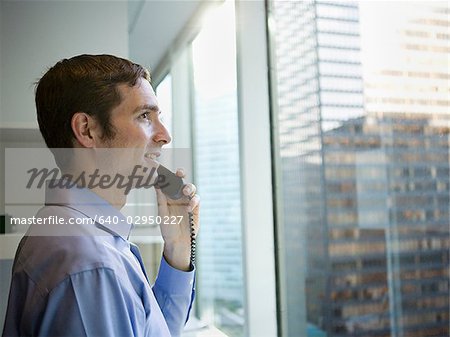 Mann in einem blauen Hemd am Telefon