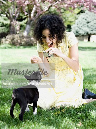 femme vêtue d'une robe jaune, prendre des photos