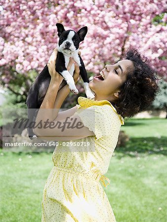 femme et son chien