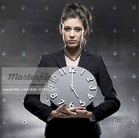 femme tenant une horloge