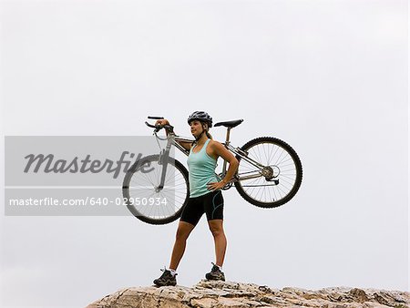 vélo de montagne sur une crête rocheuse