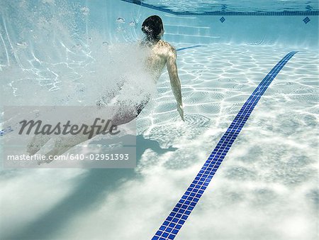 homme sous l'eau