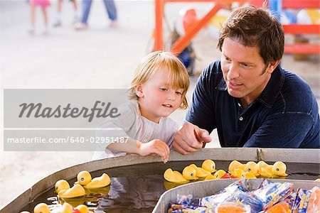 père et fils à un carnaval