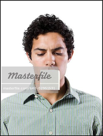 homme avec un post il note sur sa bouche