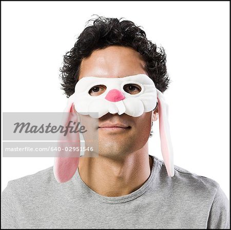 Mann mit einer Maske Hase