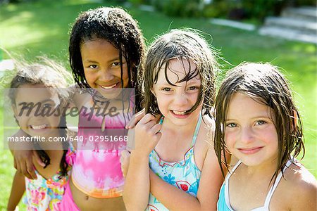 petites filles dans leurs maillots de bain