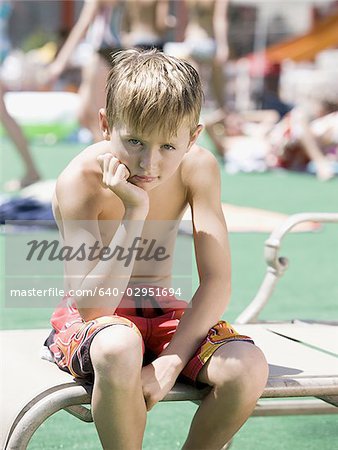 Boy looking niedergeschlagen am Wasserpark