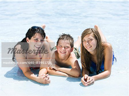 mère et deux enfants dans un parc aquatique
