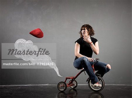 femme sur un tricycle