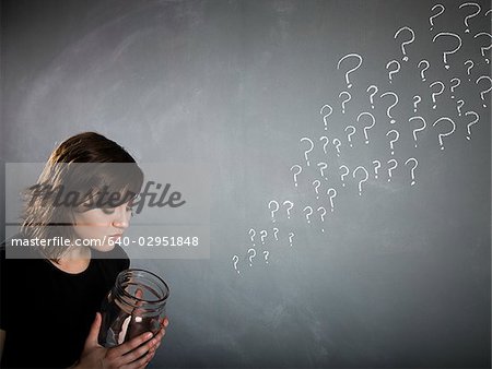 Frau mit einem Glas voller Fragezeichen