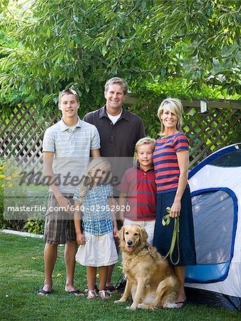 famille dans la Cour avec une tente