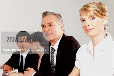 Quatre hommes d'affaires en conférence salle, Bavière, Allemagne