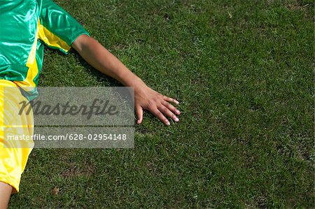 Kicker brésilien couché sur l'herbe