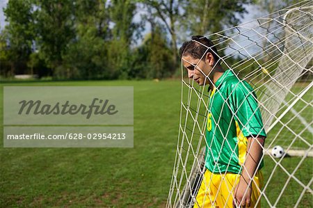 Joueur de football brésilien permanent en objectif net