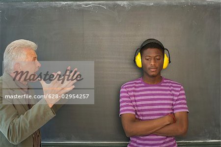 Professeur crier étudiant portant des protecteurs d'oreille