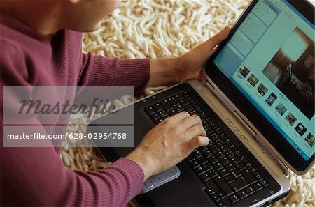 Homme taper quelque chose dans son ordinateur portable - Communication - salon - Accueil