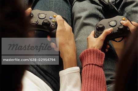 Mann und Frau mit Joysticks in ihren Händen - Console - Spiel - unterhaltsam