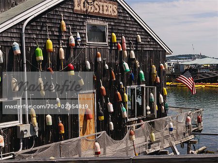 Bouées et casiers à homard sur le côté du bâtiment, Bar Harbour, Maine, États-Unis