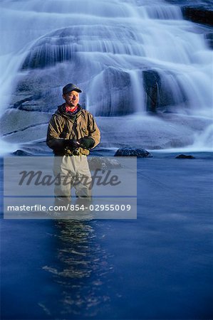 Portrait de pêcheur près de cascade PWS Alaska