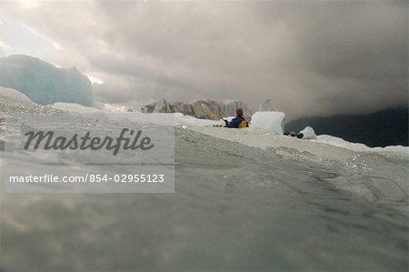 Homme kayak près de Bear Glacier Bay résurrection près de Seward, en Alaska