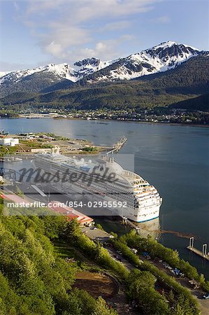 Ansicht von Juneau Hafenbecken mit Kreuzfahrtschiff angedockt in Gastineau Channel in Southeast Alaska im Sommer