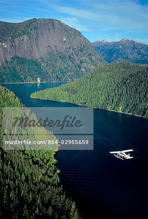 Vue aérienne du vol avion flotter au-dessus des Misty Fjords * Punchbowl * dans le sud-est de l'Alaska au cours de l'été