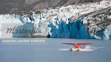 Hydravion dans le lac devant le Glacier de la colonie dans le centre-sud, l'Alaska.