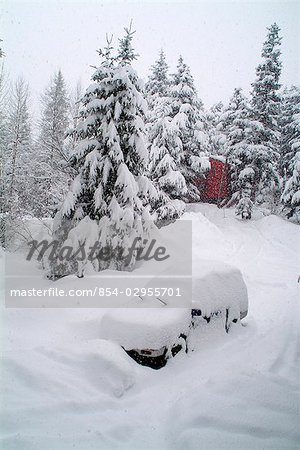 Snow Covered voiture assis en face de la cabine hiver SC AK