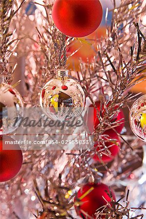 Arbre de Noël rouge et argent ampoule ornements pendu à arbre de clinquant lumineux reflétant les autres ornements d'hiver Alaska