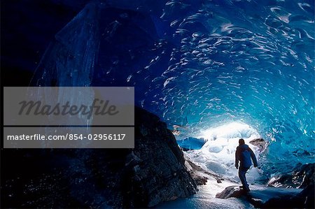 Wanderer erkunden Eishöhle AK südöstlich Mendenhall-Gletscher