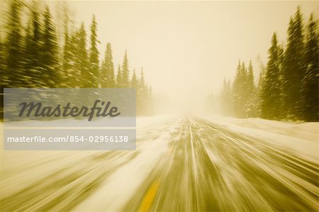 Vue de conduite vu de voiture de tempête de neige le long de l'Alaska Hwy Parcs