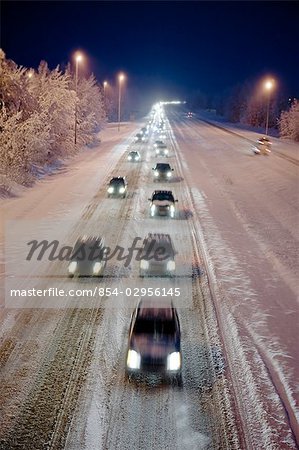 Rush hour commmuter circulation sur la route de Glen pendant une tempête de neige à Anchorage, Alaska