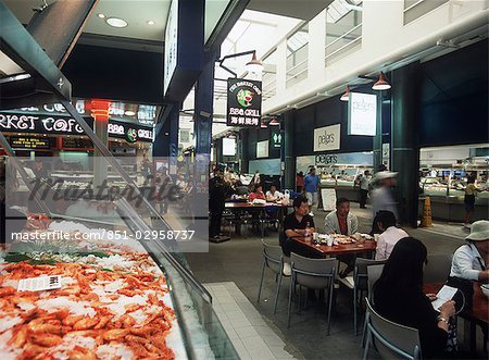 Menschen Essen im Fisch Markt, Sydney, Australien.
