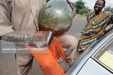 Geschmuggelten Treibstoff aufgekauft, Benin