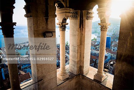 Regardant vers le bas sur le havre, St Domnius dans le Palais de Dioclétien, Split, Croatie