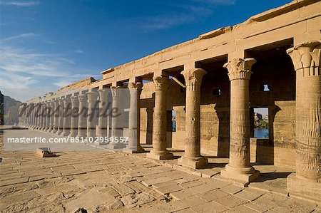 West-Kolonnade neben dem Tempel der Isis, Insel Philae, Assuan, Ägypten