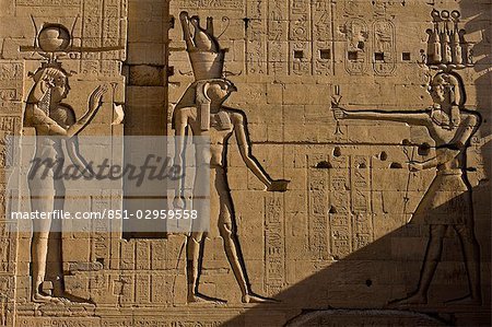 Große Reliefs an den Wänden der zweiten Pylon, Tempel der Isis, Philae-Insel, in der Nähe von Assuan, Ägypten