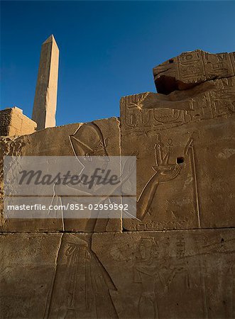 Hieroglyphen und Reliefs an der Wand, Fußgängerzone des Amun, Karnak Tempel, Luxor, Ägypten